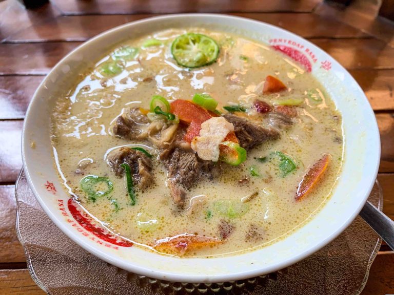 Menyelami Kelezatan Kuliner Indonesia: 10 Makanan Khas dari Berbagai Daerah yang Harus Dicoba