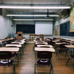 Foto kelas di SLB Kalimantan, dengan fasilitas yang mendukung kebutuhan khusus mereka.