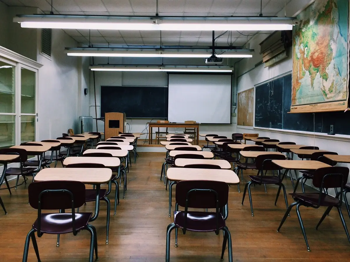 Foto kelas di SLB Kalimantan, dengan fasilitas yang mendukung kebutuhan khusus mereka.