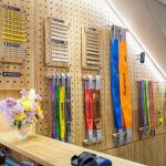 Display di toko Mega Jaya menampilkan berbagai lifting equipment, seperti hoist dan chain, untuk kebutuhan industri