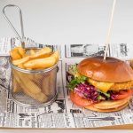 Burger Urban Mô yang menggugah selera, disajikan dengan daging sapi Menorca yang tebal dan juicy