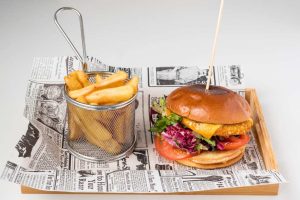 Burger Urban Mô yang menggugah selera, disajikan dengan daging sapi Menorca yang tebal dan juicy