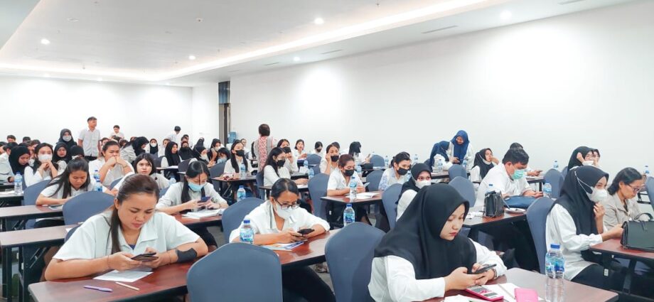 anggota PAFI Biak Numfor dan apoteker dalam kegiatan pelatihan atau edukasi kesehatan