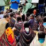 Anggota PAFI berinteraksi dengan warga saat mengadakan program kesehatan di komunitas