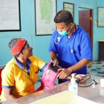 PAFI Asmat memberikan pengobatan kepada warga.