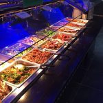 Hidangan lezat dengan daging panggang dan sayuran warna-warni di Flaming Grill & Supreme Buffet