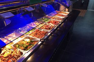 Hidangan lezat dengan daging panggang dan sayuran warna-warni di Flaming Grill & Supreme Buffet