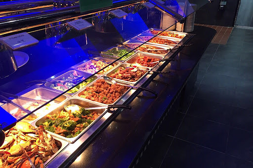 Hidangan lezat dengan daging panggang dan sayuran warna-warni di Flaming Grill & Supreme Buffet