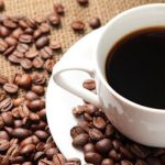 Secangkir kopi Arabica yang diseduh, siap dinikmati