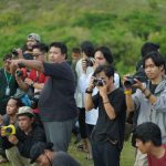 Anggota komunitas berpartisipasi dalam kegiatan luar ruangan bersama, memperkuat ikatan sosial