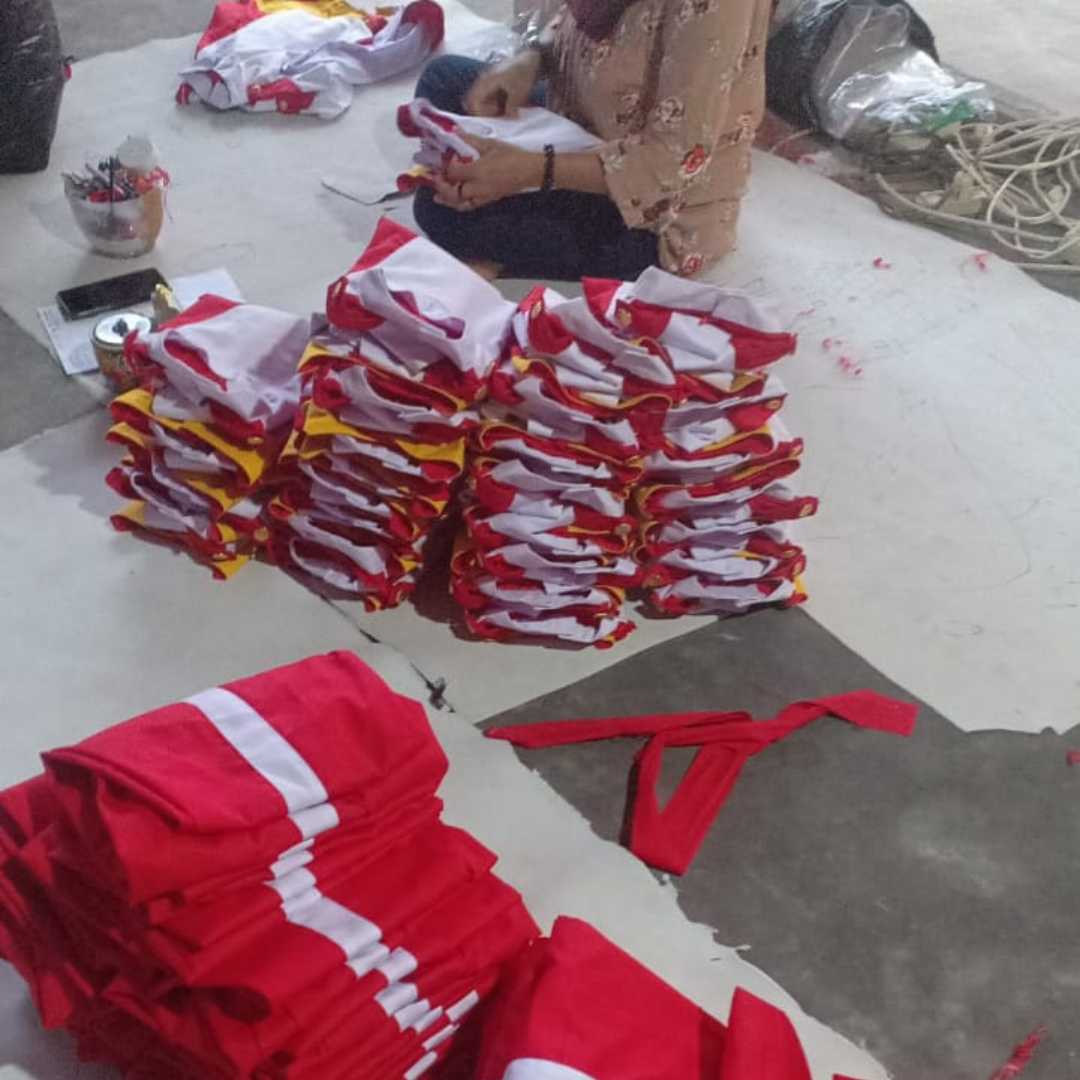 Desain baju drumband modern dengan bahan nyaman.