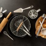 Beragam peralatan dapur dari material stainless steel dan keramik