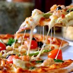 Pizza Italia dengan kerak renyah dan topping segar