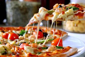 Pizza Italia dengan kerak renyah dan topping segar