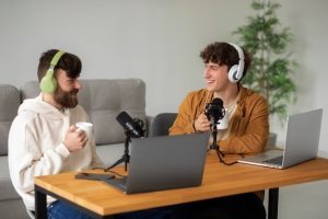 Podcaster membangun brand personal lewat podcasting."