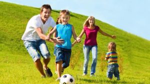 Anak yang bermain dengan orang tua, menunjukkan hubungan positif dan mendukung perkembangan emosional