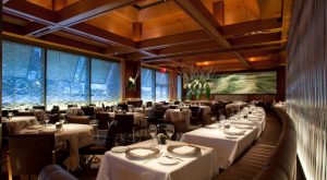 Interior mewah Le Bernardin dengan suasana elegan untuk pengalaman bersantap istimewa