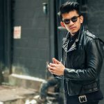 Jaket kulit pria hitam dengan dengan detail modern
