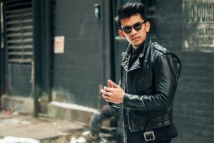 Jaket kulit pria hitam dengan dengan detail modern