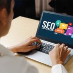 komputer menampilkan halaman analisis SEO untuk website