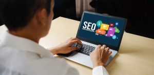 komputer menampilkan halaman analisis SEO untuk website