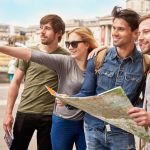 Kelompok wisatawan berfoto bersama