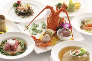 Hidangan mewah di restoran fine dining dengan lobster segar, sashimi, dan sajian premium lainnya yang disajikan dengan plating elegan