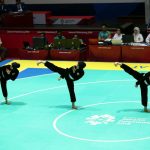 Seorang atlet bela diri sedang berlatih Pencak Silat dengan penuh fokus