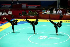 Seorang atlet bela diri sedang berlatih Pencak Silat dengan penuh fokus