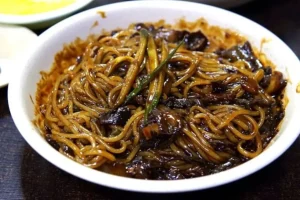 Jjajangmyeon, mi Korea dengan saus kacang hitam yang kental dan gurih
