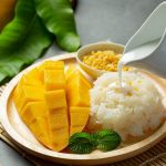 Hidangan Mango Sticky Rice Thailand yang lezat, disajikan dengan ketan santan dan irisan mangga matang