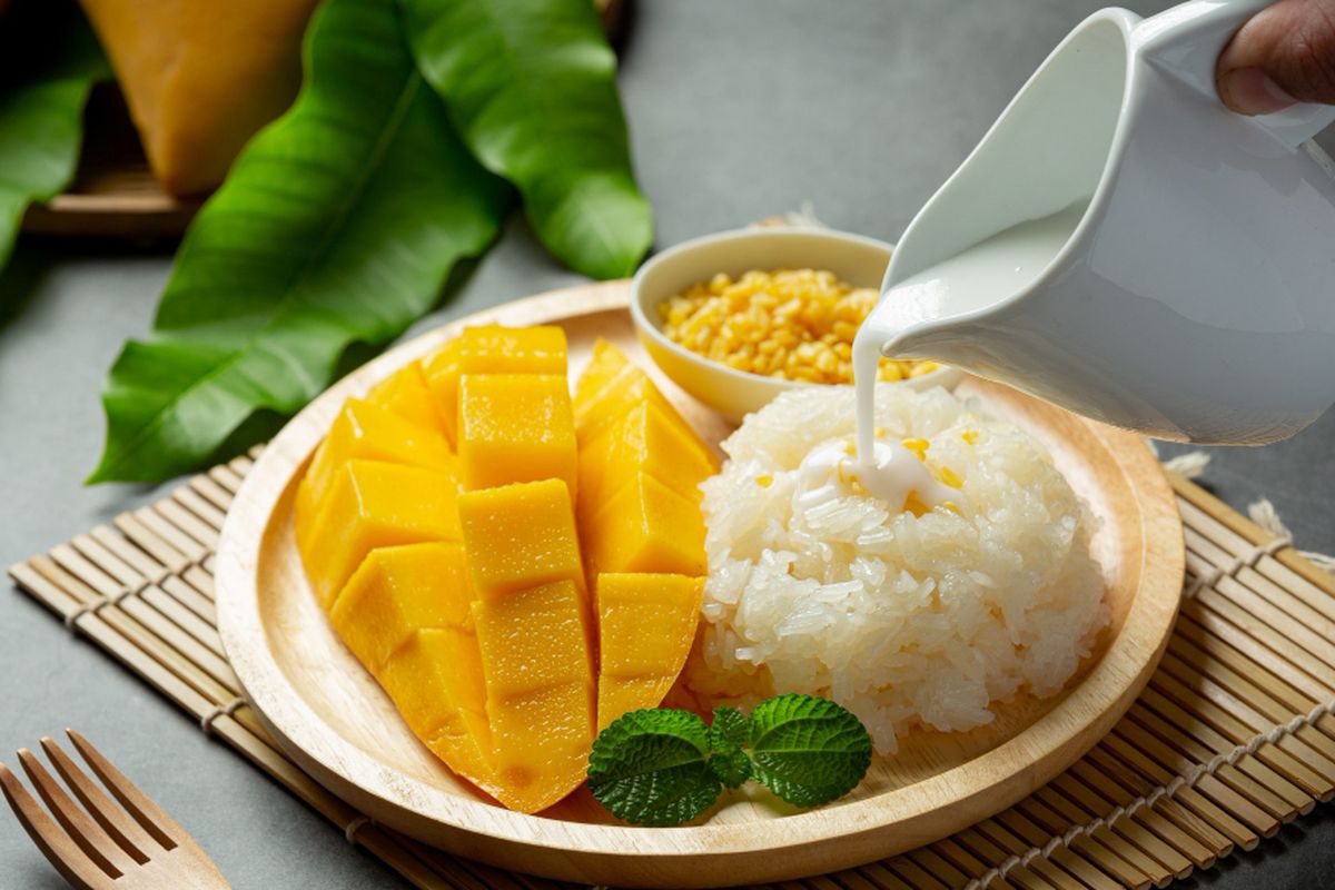 Hidangan Mango Sticky Rice Thailand yang lezat, disajikan dengan ketan santan dan irisan mangga matang