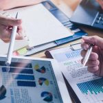 Ilustrasi strategi digital marketing yang efektif dengan gambar laptop dan grafik yang menunjukkan perkembangan bisnis online
