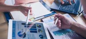 Ilustrasi strategi digital marketing yang efektif dengan gambar laptop dan grafik yang menunjukkan perkembangan bisnis online