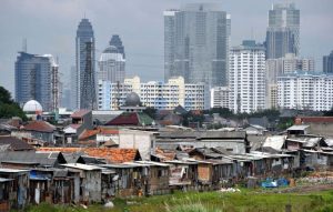 Kontras ekonomi di kota besar: pemukiman kumuh berdampingan dengan gedung-gedung mewah