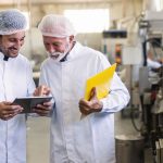 Diskusi antara dua profesional mengenai layanan maklon untuk produk minuman, dengan fokus pada kualitas dan spesifikasi produk yang diinginkan
