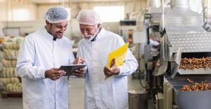 Diskusi antara dua profesional mengenai layanan maklon untuk produk minuman, dengan fokus pada kualitas dan spesifikasi produk yang diinginkan