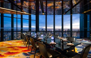 Hensin Resto menawarkan suasana mewah dengan desain interior elegan, pemandangan kota yang menakjubkan, dan pengalaman kuliner yang istimewa, menciptakan tempat sempurna untuk acara spesial