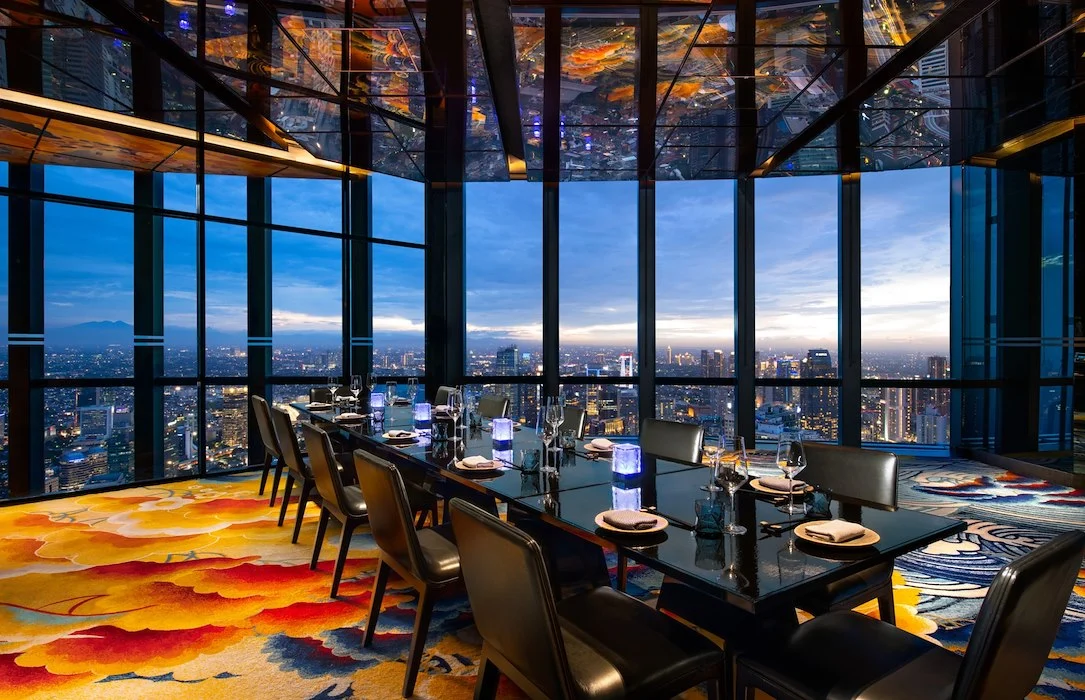 Hensin Resto menawarkan suasana mewah dengan desain interior elegan, pemandangan kota yang menakjubkan, dan pengalaman kuliner yang istimewa, menciptakan tempat sempurna untuk acara spesial