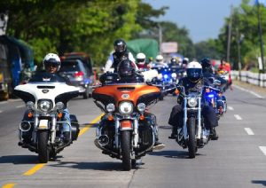 Bikers mengendarai motor dalam touring amal di jalan raya