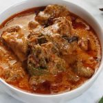 Semangkuk gulai daging khas Indonesia dengan kuah santan dan rempah yang kaya