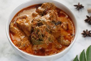 Semangkuk gulai daging khas Indonesia dengan kuah santan dan rempah yang kaya