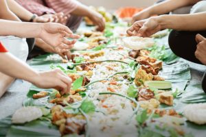 Tradisi makan bersama dengan konsep bancakan atau liwetan, di mana berbagai hidangan disajikan di atas daun pisang dan dinikmati bersama secara lesehan