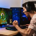 Seorang gamer frustrasi saat bermain game di PC karena lag atau performa menurun