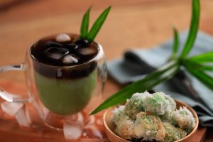 Es klepon berlapis pandan dengan es batu, disajikan dengan klepon kelapa parut
