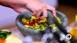 Mengulek bumbu tradisional dengan cobek, rahasia kelezatan masakan rumahan Indonesia