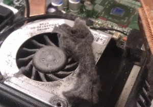 Kipas pendingin laptop dipenuhi debu, yang dapat menyebabkan overheating dan menurunkan performa PC saat bermain game