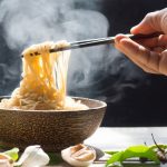 Makan mie panas dengan sumpit – ilustrasi kebiasaan makan unik dari berbagai negara di dunia
