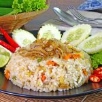 Nasi Goreng Kampung khas Indonesia dengan telur dadar dan kerupuk