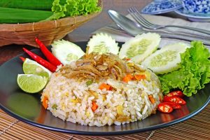 Nasi Goreng Kampung khas Indonesia dengan telur dadar dan kerupuk